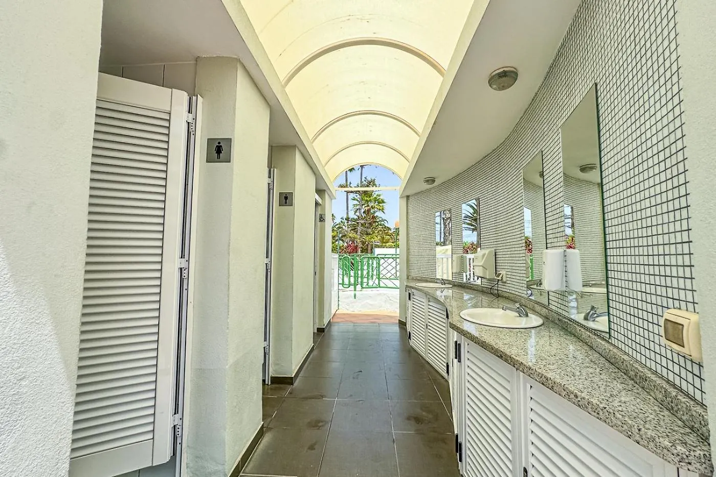 Apartment In Beachfront Complex In El Duque Area, Costa Adeje